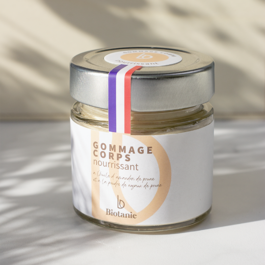 Le Gommage Corps Biotanie à l'huile de prune et à la poudre de noyaux de prune